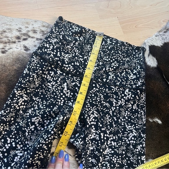 LULULEMON Wunder Under Super Hi-Rise Legging 28"
Chirasu Black Size 4 Spotted - Picture 6 of 7